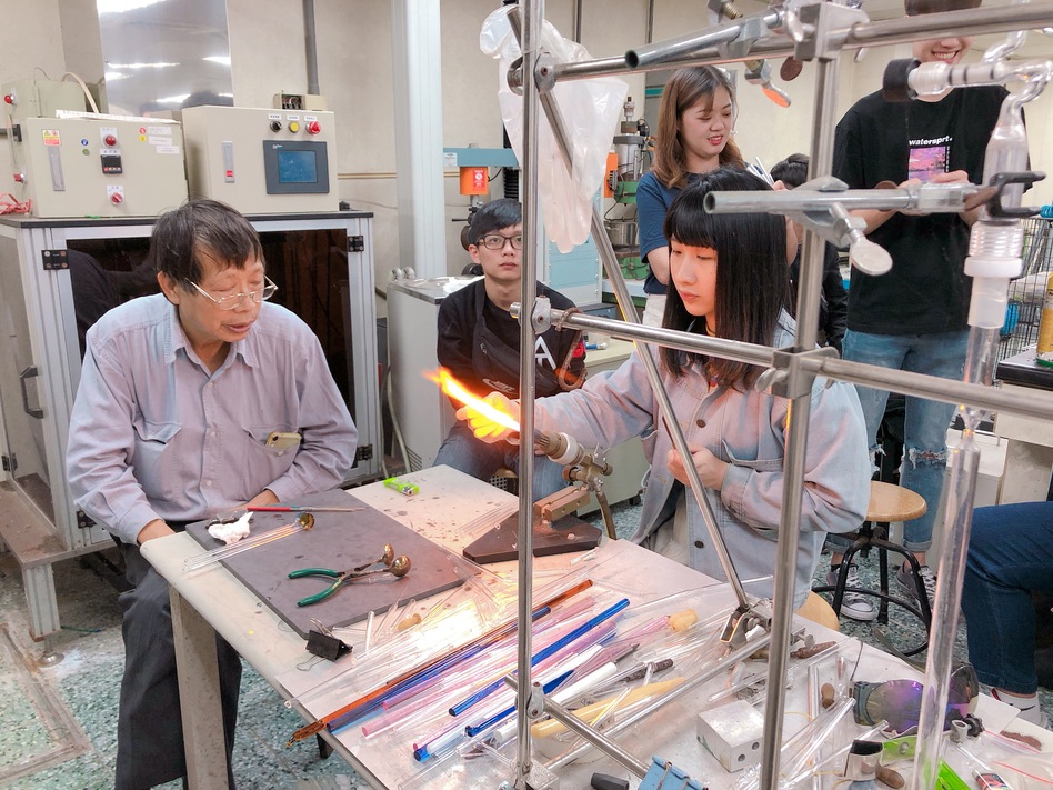 光電與材料跨域整合就業學程-光學玻璃元件製造技術(專精課程)實作 108/12/16圖片